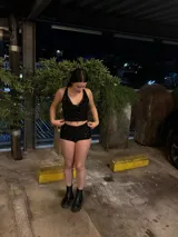 Top halter color plateado con escote drapeado y espalda descubierta.