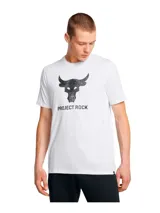 Remera deportiva Under Armour Project Rock, color blanco, de corte clásico y mangas cortas. Presenta un estampado frontal con el logo de Project Rock y la leyenda "Project Rock".