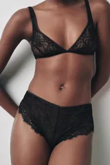 Braguita tipo culotte de encaje negro con cintura elástica fina.
