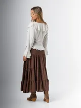 Falda larga marrón de algodón, estilo campesina, con elástico en la cintura y diseño escalonado.