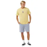 Remera amarilla de manga corta con estampado pequeño en el pecho con el logo de la marca.