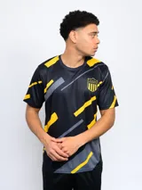 Remera de entrenamiento estampada del Club Atlético Peñarol, confeccionada en poliéster.