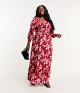 Vestido largo de viscosa con estampado floral en tonos rojos y blancos, con escote cuadrado, mangas 3/4 con elástico en los puños, corte imperio con fruncido en el busto y falda con volantes.