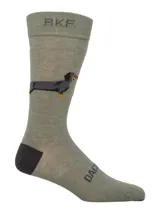 Calcetines largos color verde oliva con puño acanalado y talón negro. Presentan un diseño de perro salchicha negro con detalles marrones.