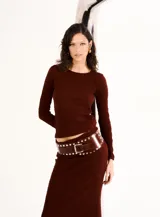 Blusa marrón de textura arrugada, corte ajustado y mangas largas.