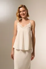 Musculosa negra de bretel fino con escote en V y detalle de encaje en el escote.
