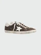 Championes Golden Goose modelo Super Star, color marrón de gamuza, con estrella blanca en el lateral y detalles en blanco en el talón.