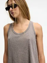 Musculosa blanca de algodón con cuello redondo y terminación desflecada en el bajo.