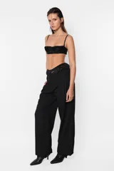 Pantalón sastrero negro, de calce tiro bajo y fit Relax. Con pinzas en delantero, detalle de cintura deshilachada y cartera de acceso curva. Presillas y bolsillos escondidos en los laterales.