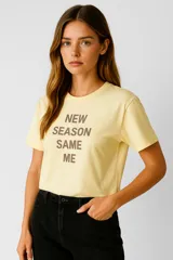 Remera color amarillo claro con estampado frontal que dice "New Season Same Me".