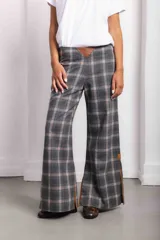 Pantalón de lana color marrón con detalles de cuero, diseño baggy y bolsillos traseros.