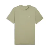 Remera Puma ESS Elevated Tee color verde oliva de corte clásico, cuello redondo y logo pequeño en el pecho.