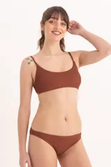 Bombacha de bikini color marrón con textura acanalada.
