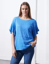 Blusa azul de algodón texturado, marca Ruby Rd. Manga corta con terminación amplia y cuello redondo.