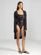 Cardigan largo de tejido de punto calado color negro.