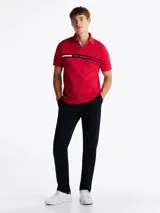 Chomba de manga corta color rojo, confeccionada en algodón orgánico con diseño deportivo y logo bordado en el pecho.