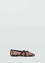 Zapato tipo bailarina color rojo con tejido de malla bordado con flores y tiras cruzadas.