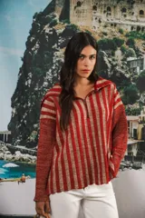 Buzo de lurex a rayas verticales color rojo y beige, con cuello polo y medio cierre.