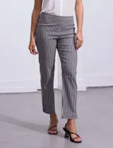 Pantalón largo de vestir a rayas verticales blancas y negras, de gabardina elastizada.