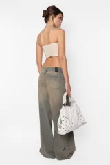 Corset color beige, strapless, con ballenas internas y ajuste elastizado en la espalda.