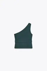 Top verde esmeralda de escote asimétrico con manga sisa y cinturón con hebilla forrada.