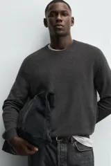 Jersey azul marino de punto, corte regular fit, con cuello redondo y manga larga.