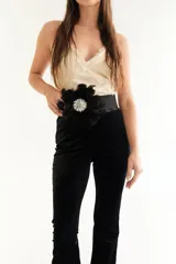 Faja ancha de tela azul marino con una gran flor decorativa de plumas en tono azul oscuro en el centro.