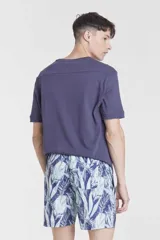 Short de baño con estampado de hojas de palmera en tonos celeste y azul.