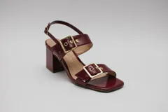 Sandalias negras acharoladas con doble hebilla y taco cuadrado.