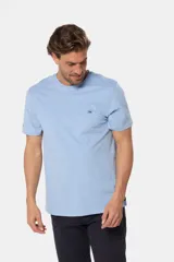 Remera celeste de manga corta con cuello redondo y bordado pequeño en el pecho. Corte clásico.