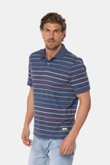 Remera polo azul marino con rayas horizontales de colores rosa, verde y celeste.