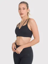 Top deportivo negro con tirantes dobles en la parte delantera y almohadillas removibles.