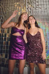 Vestido plateado con corte bajo el busto, abertura en la cintura y espalda descubierta. Se ata al cuello con dos tiras finas.