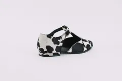 Zapato flat color ladrillo, con corte en forma de T y hebilla lateral.