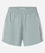 Short deportivo femenino modelo runner, color marrón chocolate con cintura elástica y rayas laterales color crema.