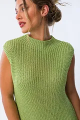 Vestido verde de tejido de punto con cuello alto y mangas cortas.
