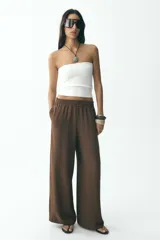 Pantalón marrón de tiro alto con cintura elástica y pierna ancha.