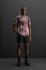 Camiseta deportiva de hombre Zara Athleticz, corte relaxed fit, confeccionada en tejido técnico perforado, ligero y elástico. Diseño tie dye en tonos borgoña y beige.