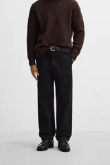 Pantalón negro de corte recto confeccionado en tejido de algodón.