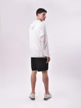 Campera azul marino con capucha y cierre frontal.