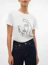 Camiseta blanca de algodón con cuello redondo y mangas cortas. Presenta un bordado en el frente con el contorno de un rostro femenino.