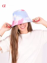 Gorro tipo bucket con estampado tie dye en tonos celeste, rosa y blanco.