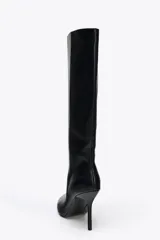 Bota negra de caña alta y corte recto, con puntera fina y tacón de aguja.