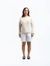 Sweater color crema de lana merino con cuello bote y mangas largas.