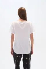 Blusa roja de poliamida, corte ancho y cuello en V.
