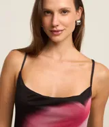 Vestido midi negro de tul con estampado de una rosa rosa en el frente, breteles finos y escote redondo.