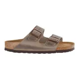 Sandalias Birkenstock Arizona de cuero aceitado color marrón con dos correas ajustables con hebilla metálica y plantilla anatómica de corcho.