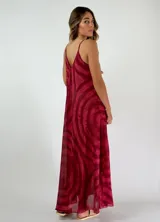 Vestido largo marrón con estampado tie-dye, breteles finos y escote en V.