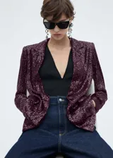 Blazer de lentejuelas color borgoña, con cuello de solapa, cierre frontal con un botón y bolsillos delanteros con solapa.