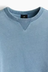 Buzo celeste de algodón con efecto lavado, cuello redondo y corte estándar.